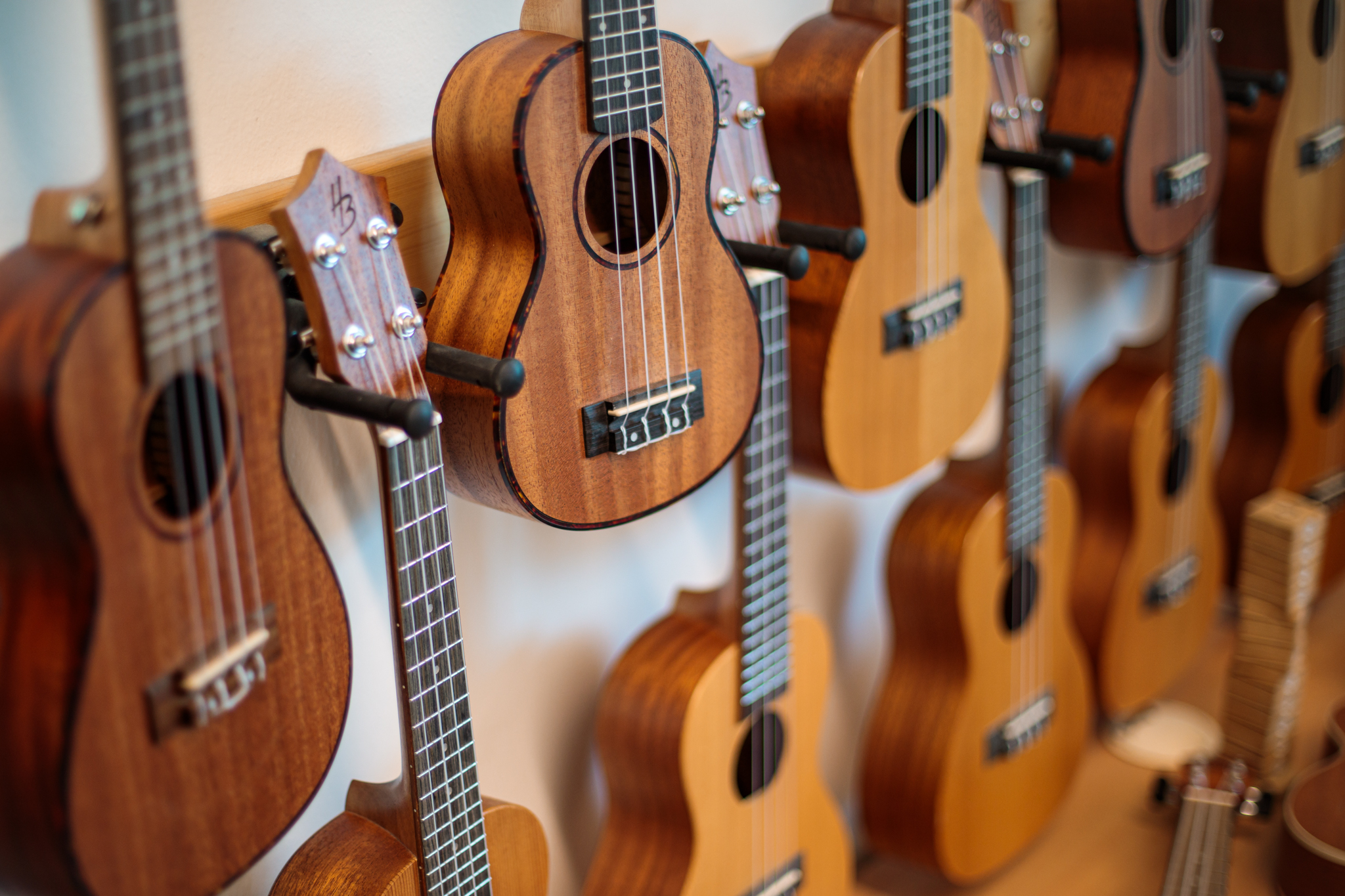 Ukulelen an der Wand